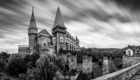 Téléchargez les photos : Un plan en niveaux de gris du château de Corvin. Hunedoara, Roumanie - en image libre de droit