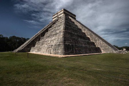 Téléchargez les photos : Une vue en angle bas du célèbre Chichen Itza au Mexique - en image libre de droit