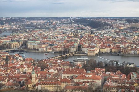 Téléchargez les photos : Vue aérienne du paysage urbain de Prague, en République tchèque, par une journée nuageuse, avec un pont sur la rivière Vltava - en image libre de droit
