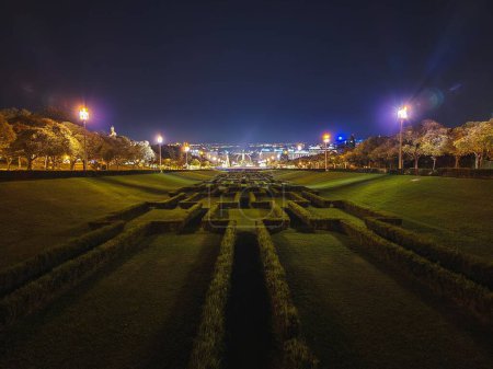 Foto de El Parque Eduardo VII por la noche en Lisboa, Portugal - Imagen libre de derechos