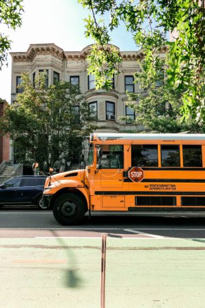 Foto de Un autobús escolar americano amarillo estacionado en Nueva York - Imagen libre de derechos