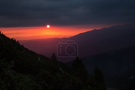 Foto de Un plano escénico del sol naciente y el cielo colorido que ilumina la ladera de la montaña - Imagen libre de derechos