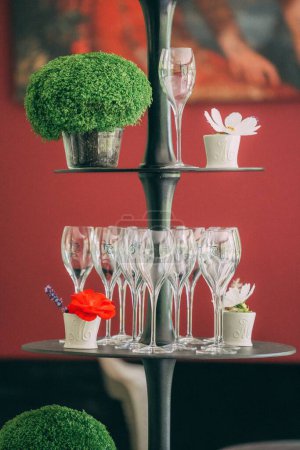 Téléchargez les photos : Ces photos sont des détails et de grands clichés d'une décoration et d'un design d'intérieur en France qui dispose d'un salon de thé pour accueillir les clients de beaux détails - en image libre de droit