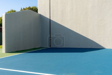 Téléchargez les photos : Exemple d'un terrain de handball américain extérieur avec mur en béton, situé dans un parc ou une école. - en image libre de droit