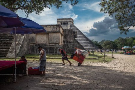 Téléchargez les photos : Une belle vue sur le célèbre Chichen Itza l'une des sept merveilles du Mexique - en image libre de droit