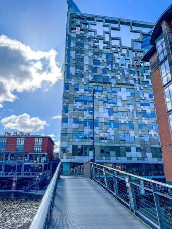 Foto de Un plano vertical del puente metálico con los edificios Buzón y Cubo en el fondo. Birmingham. - Imagen libre de derechos