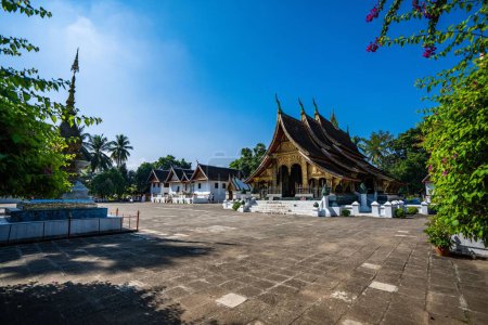 Téléchargez les photos : Une vue panoramique sur la belle architecture du temple Wat Xiengthong situé à Luang Phrabang, Laos - en image libre de droit