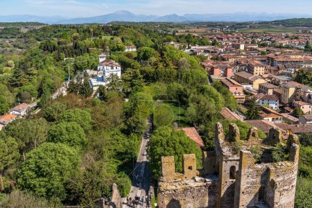 Téléchargez les photos : Le Castello Scaligero (château de Scaliger) médiéval de Valleggio sul Mincio offre une vue panoramique depuis le sommet, Vénétie, Italie - en image libre de droit