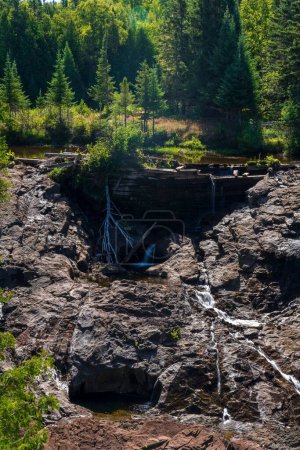 Téléchargez les photos : Un plan vertical des chutes de la rivière Eagle sur la péninsule de Keweenaw, Michigan - en image libre de droit