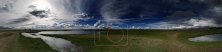 Téléchargez les photos : Vue panoramique du paysage sous les nuages à Namco, Tibet - en image libre de droit