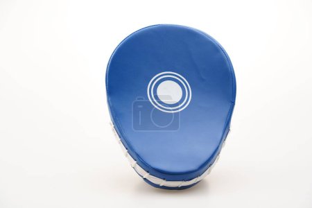 Foto de Un primer plano de guantes de boxeo azules aislados sobre un fondo blanco - Imagen libre de derechos