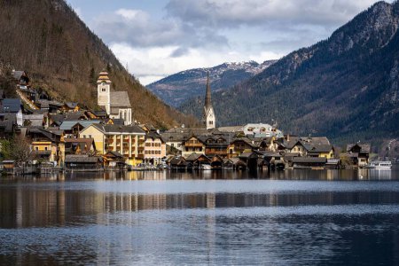 Téléchargez les photos : Les maisons rurales au bord du lac Hallstatt, à la chaîne de montagnes Dachstein à Salzkammergut Autriche - en image libre de droit