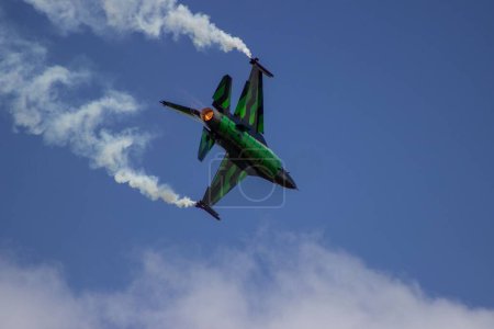 Téléchargez les photos : Un F-16 vert au Cosford Air Show dans le ciel bleu - en image libre de droit