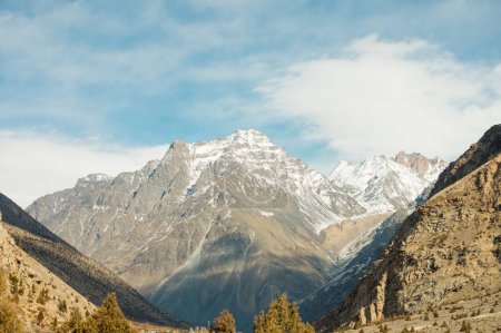 Téléchargez les photos : Vue panoramique sur le mont Ama Dablam avec un beau ciel sur le chemin du camp de base de l'Everest, vallée de Khumbu, parc national de Sagarmatha, région de l'Everest - en image libre de droit