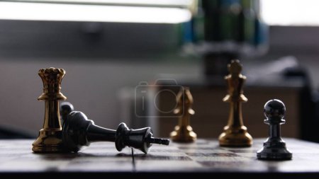 Téléchargez les photos : Un gros plan du roi la paix des échecs tombé sur l'échiquier - concept de défaite - en image libre de droit