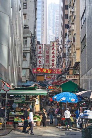 Foto de La vista vertical de un mercado callejero local en Central, Hong Kong - Imagen libre de derechos