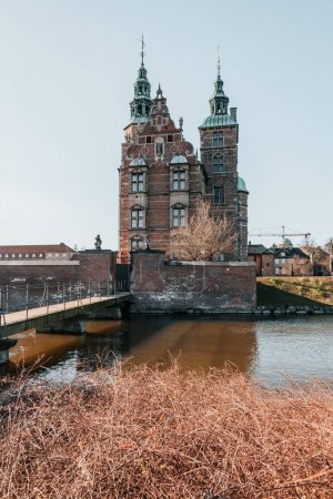 Téléchargez les photos : Le célèbre château de Rosenborg à Copenhague, Danemark sous un ciel dégagé - en image libre de droit