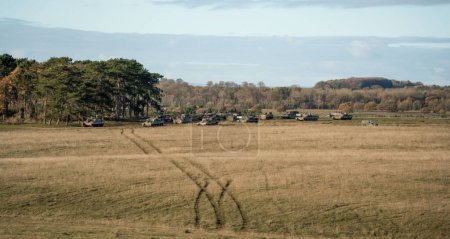 Téléchargez les photos : Un escadron de chars de combat de l'armée se déplaçant sur le terrain - en image libre de droit
