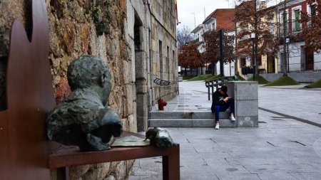 Téléchargez les photos : La vue d'un garçon assis seul dans les escaliers de la Plaza Piedita avec la statue sur lui - en image libre de droit