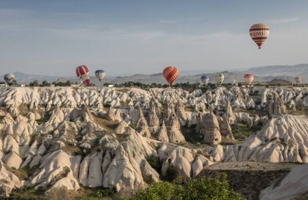 Téléchargez les photos : Un beau cliché des montgolfières au-dessus d'un paysage de la région de Cappadoce en Turquie - en image libre de droit