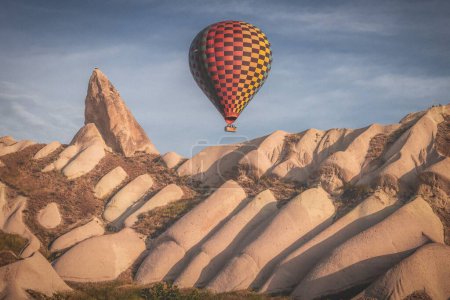 Téléchargez les photos : Un beau cliché des montgolfières au-dessus d'un paysage de la région de Cappadoce en Turquie - en image libre de droit