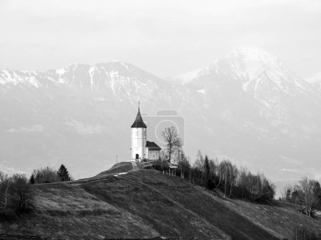 Téléchargez les photos : Un cliché en niveaux de gris de l "église de Saint Primoz à Jamnik, Slovénie. - en image libre de droit