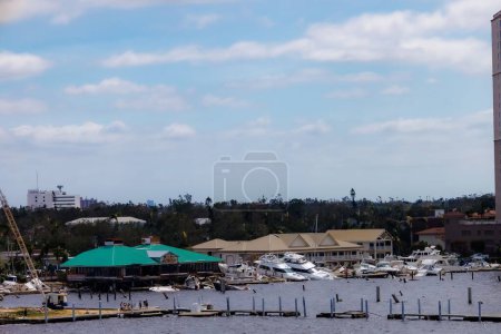 Téléchargez les photos : Une vue aérienne du port avec des bateaux à Fort Myers - en image libre de droit