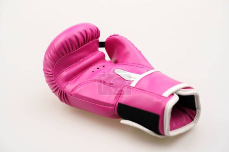 Téléchargez les photos : Un seul gant de boxe rose isolé sur fond blanc - en image libre de droit