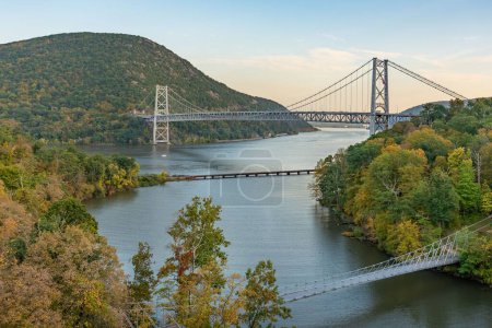 Téléchargez les photos : Tard dans l'après-midi photo de l'automne du pont Bear Mountain, New York, et les environs, situé près de Peekskill, New York - en image libre de droit