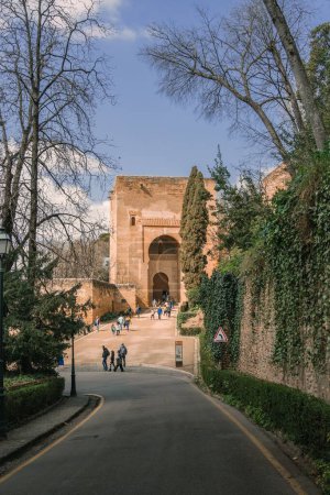 Foto de Un plano vertical de la estrecha carretera que conduce al Palacio de la Alhambra en Granada, España - Imagen libre de derechos