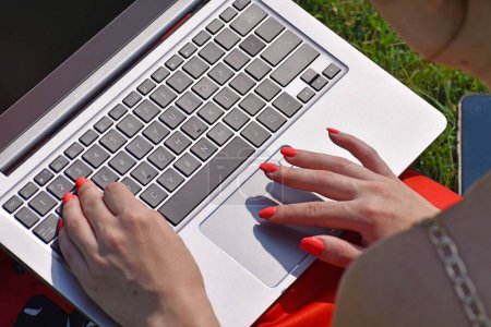 Téléchargez les photos : Un gros plan des mains d'une femme utilisant un ordinateur portable - en image libre de droit