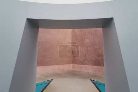Téléchargez les photos : L'intérieur de la sculpture Skyspace de James Turrell "Within without". Canberra, Australie. - en image libre de droit