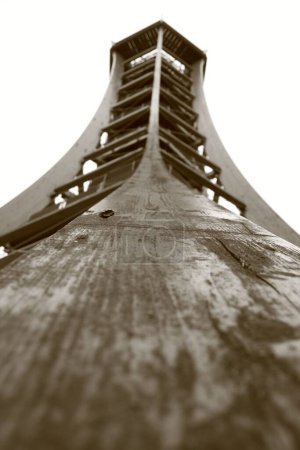 Foto de Un plano vertical de un puente con un terreno de panadería blanco - Imagen libre de derechos