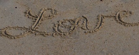 Foto de Un plano panorámico de un texto "amor" escrito en una arena de playa - Imagen libre de derechos
