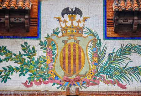 Téléchargez les photos : Un blason en céramique de Valence composé de petites tuiles de mosaïque à Gandia, Espagne - en image libre de droit