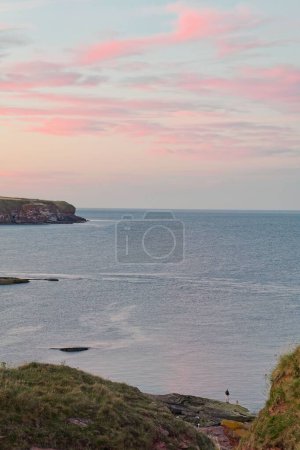 Foto de Un hermoso paisaje de la bahía de Carlingheugh, cerca de Arbroath, Escocia bajo cielos gloriosos - Imagen libre de derechos