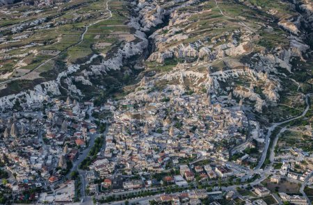 Téléchargez les photos : Vue aérienne d'un paysage urbain de Cappadoce, par une journée ensoleillée, entouré d'une belle nature - en image libre de droit