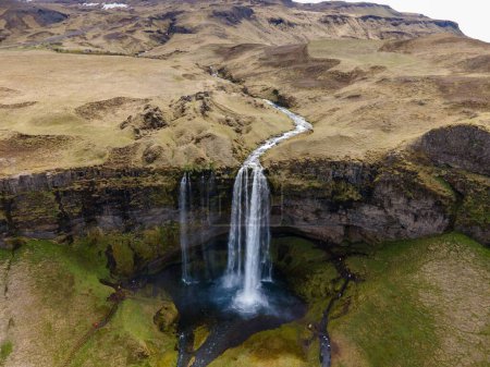 Téléchargez les photos : Un drone aérien de la célèbre cascade Seljalandsfoss en Islande - en image libre de droit