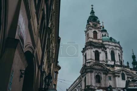 Téléchargez les photos : Une vue magnifique sur l'église Saint-Nicolas à Prague, en Tchéquie - en image libre de droit