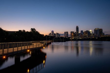 Photo pour Une belle vue sur les toits de TX au coucher du soleil depuis la promenade autour du lac Town à Austin - image libre de droit