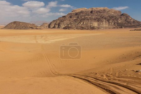 Téléchargez les photos : Un beau cliché du désert de Wadi Rum pendant la journée en Jordanie - en image libre de droit