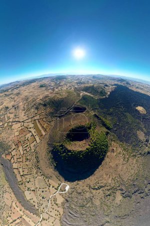 Foto de Una vista vertical de 360 grados de ojo de pez del paisaje de montañas y valles en Kula, Turquía - Imagen libre de derechos