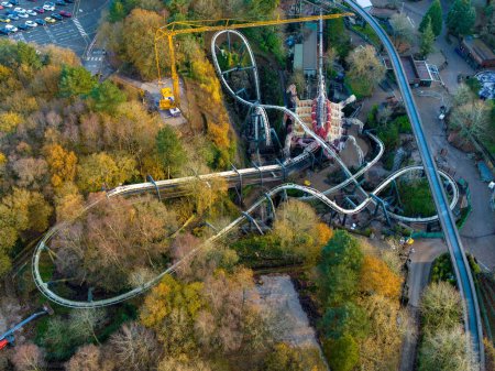 Eine Drohnenaufnahme der Nemesis-Achterbahn, die aus dem Freizeitpark Alton Towers in England entfernt wird