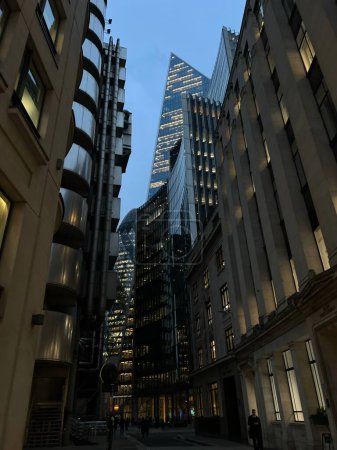 Téléchargez les photos : Une vue en angle bas des bâtiments modernes à Londres - en image libre de droit