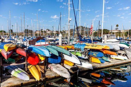 Téléchargez les photos : Les kayaks empilés à Oceanside Harbor - en image libre de droit