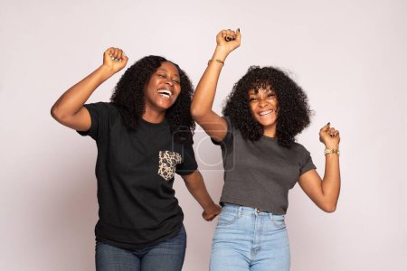 Téléchargez les photos : Heureuses jeunes femmes africaines se réjouissant - en image libre de droit