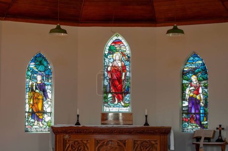 Téléchargez les photos : Les trois vitraux avec Christ, Isaac et Rebekkah dans l'église All Saints en Nouvelle-Zélande - en image libre de droit