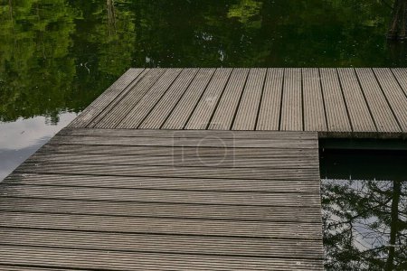 Foto de Una toma de ángulo alto de un muelle de madera sobre un lago - Imagen libre de derechos