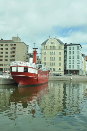 Téléchargez les photos : Le célèbre phare Relandersgrund sur l'eau amarré à un port d'Helsinki, Finlande - en image libre de droit