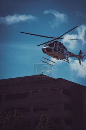 Foto de Un primer plano del aterrizaje de helicópteros médicos aéreos en el centro médico de Portland, Oregon - Imagen libre de derechos
